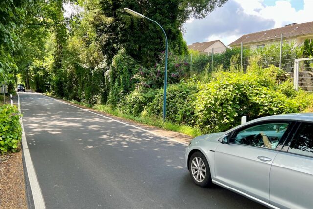Blick gen Süden auf der Massener Straße: Früher machte eine große „50“ auf dem Asphalt auf die zulässige Höchstgeschwindigkeit aufmerksam. Nach der Straßensanierung fehlt das Piktogramm.