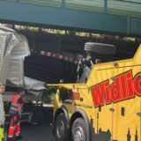 Ein Lkw steckt unter der Bahnunterführung Richtung Kreishaus-Kreisel in Unna fest.