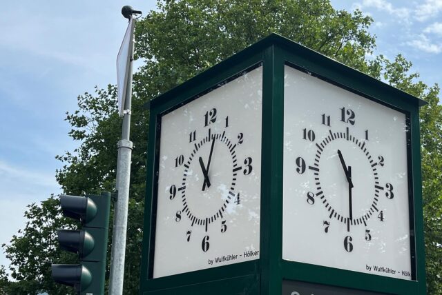 Die Persiluhr an der Ecke Ostring/Morgenstraße in Unna wurde am 10. Juli 2024 wieder aufgestellt.