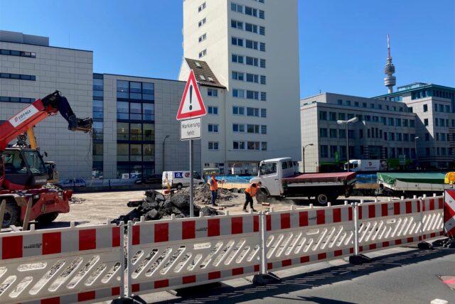 Seit Frühjahr 2022 wird an der Ophoff-Kreuzung bereits gebaut. Zuletzt wurde die erste von sechs Brückenplatten erneuert.