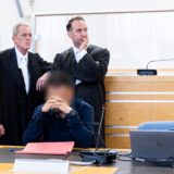Der männliche Angeklagte (vorne) sitzt vor Verhandlungsbeginn in einem Gerichtssaal im Landgericht Hannover und stützt seinen Kopf. Dahinter stehen seine Anwälte Helmut Wöhler (l.) und Iyad Nassif (M.).