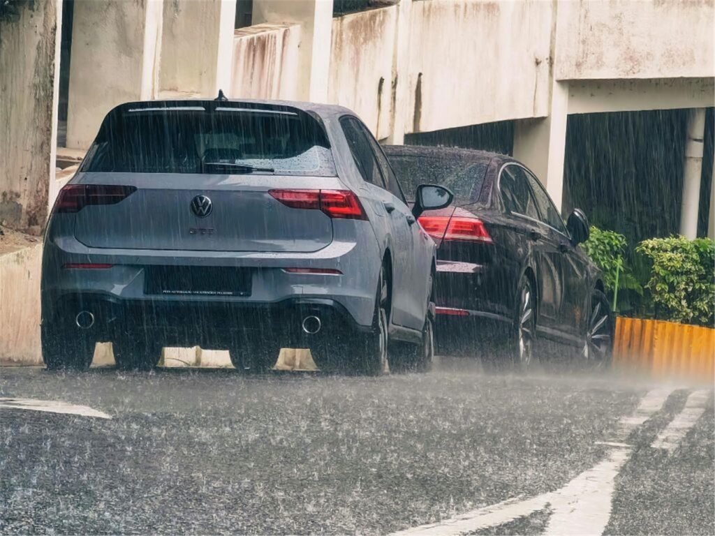 Ein Suchbild mit zwei Autos auf einer verregneten Straße.