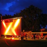 Der Kinokarren im Elsebad in Schwerte bei Nacht.