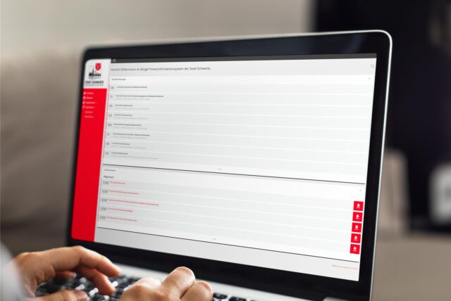 Die Hände einer Person bedienen die Tastatur eines Laptops, aufgerufen ist das Ratsinformationssystem der Stadt Schwerte.
