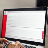 Die Hände einer Person bedienen die Tastatur eines Laptops, aufgerufen ist das Ratsinformationssystem der Stadt Schwerte.