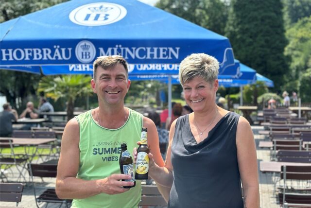 Marc Klute und Dominique Annacker von Klutes Minigolf-Oase in Herdecke stehen in ihrem Biergarten.