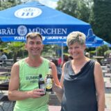 Marc Klute und Dominique Annacker von Klutes Minigolf-Oase in Herdecke stehen in ihrem Biergarten.