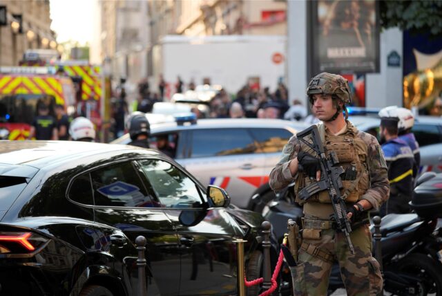 Ein Soldat steht nach einer Messerattacke in der Nähe der Avenue des Champs-Elysees Wache.
