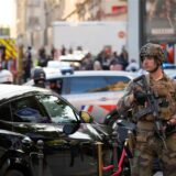 Ein Soldat steht nach einer Messerattacke in der Nähe der Avenue des Champs-Elysees Wache.
