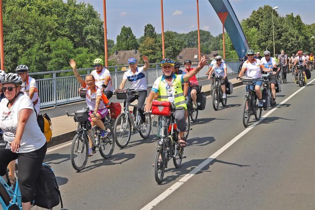 Winkende Radfahrer auf der Kanalbrücke an der Werner Straße.