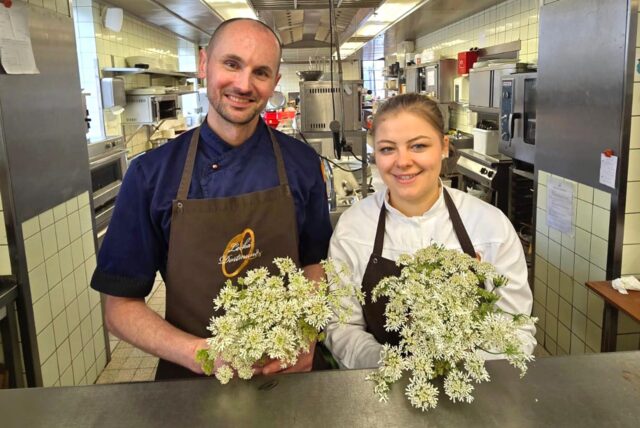Er tarnt sich wie üppige Sommerblumen, der Giersch, den Overkamps Küchenchef Jan Urban und Overkamp-Tochter Hanna hier präsentieren. Bei Hobbygärtnern gilt er als Unkraut und wird gnadenlos ausgerupft. Tatsächlich ist er ein Heilkraut und Koch Günther Overkamp erklärt, warum das so ist und was man mit ihm macht.