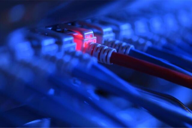 Eines von vielen angeschlossenen Netzkabel leuchtet rot auf.