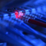 Eines von vielen angeschlossenen Netzkabel leuchtet rot auf.