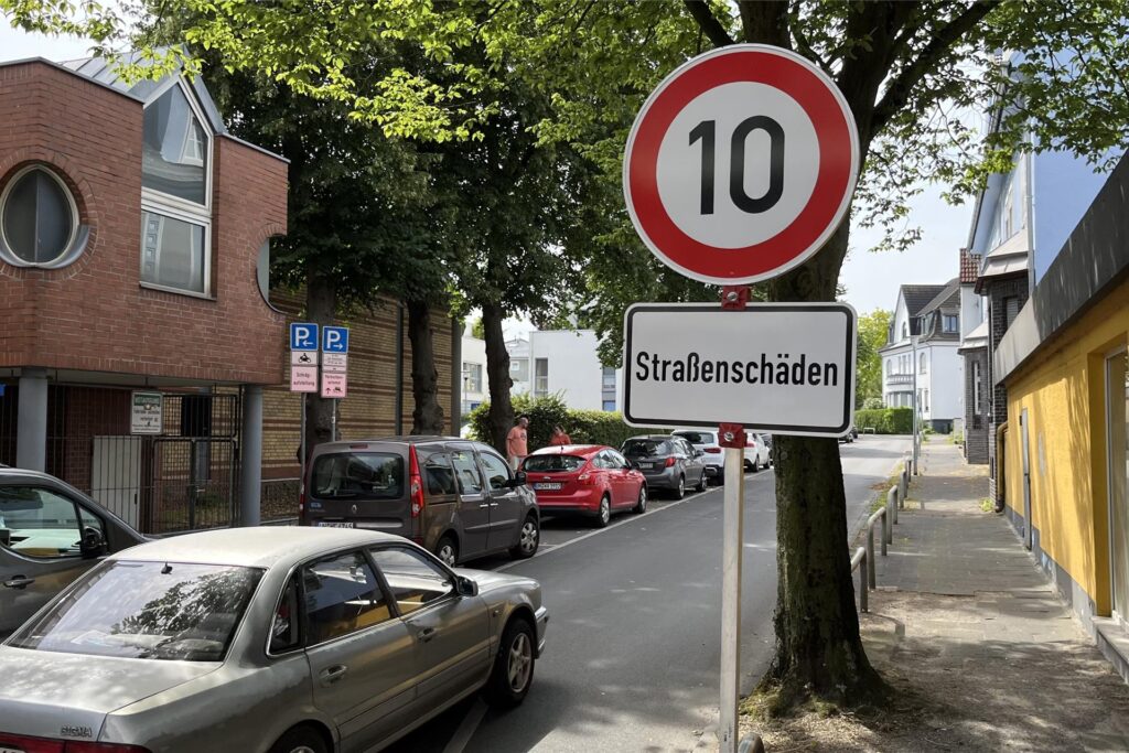 Über den Westring dürfen Autos nur noch mit zehn Stundenkilometern fahren. Vorsicht ist in der Tat geboten: Es gibt gleich mehrere Schadstellen, die sich zu schneller Überfahrt deutlich bemerkbar machen würden.