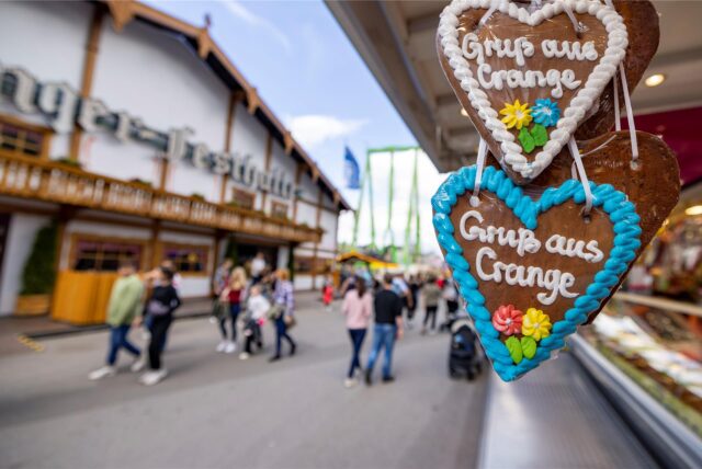 Lebkuchenherzen hängen an einem Verkaufsstand auf der Cranger Kirmes.