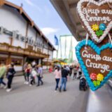 Lebkuchenherzen hängen an einem Verkaufsstand auf der Cranger Kirmes.
