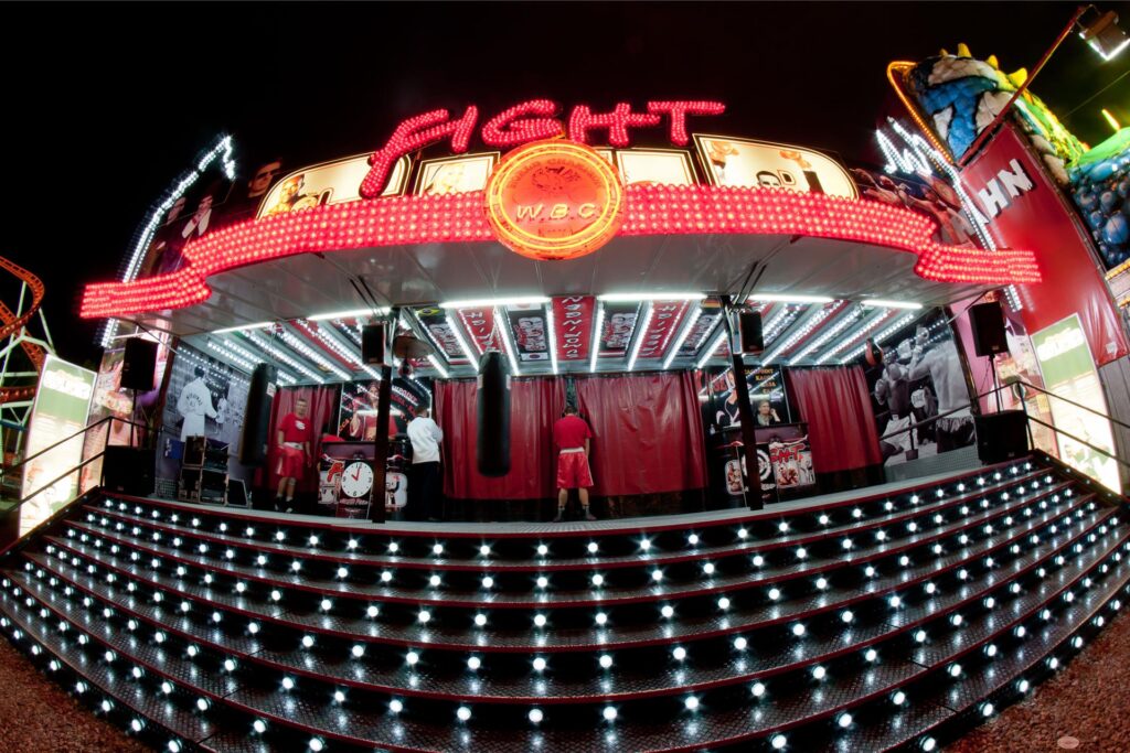 Die Boxbude „Fight Club“ auf der Cranger Kirmes in Herne