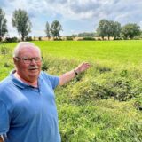 Der frühere Fröndenberger Bauamtsleiter Wolfgang Geiseler zeigt auf jenen Bereich zwischen Warmen, Bentrop und Bausenhagen, der vor 50 Jahren mit dem Wasser des Rammbachs in einen Stausee verwandelt werden sollte.