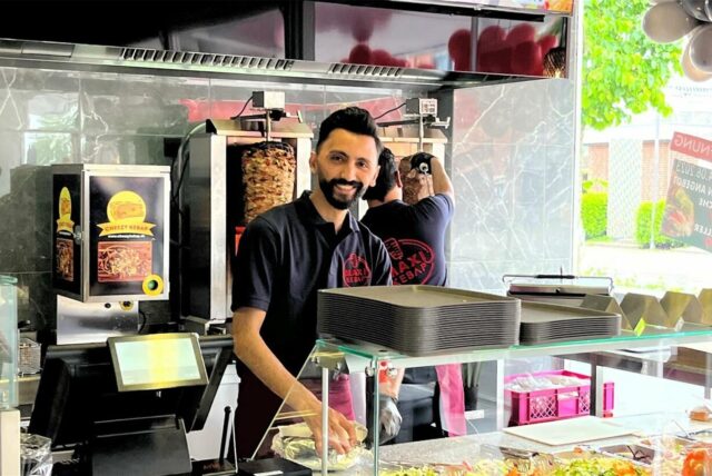 Inhaber Samet Zengin setzt bei Maxi Kebap auf Variationen mit Käse und veganem Döner.