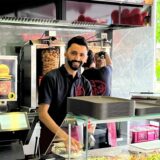 Inhaber Samet Zengin setzt bei Maxi Kebap auf Variationen mit Käse und veganem Döner.