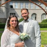 Saskia Wallender und Malte Iggena stehen vor dem Bogen am Rathaus in Schwerte.