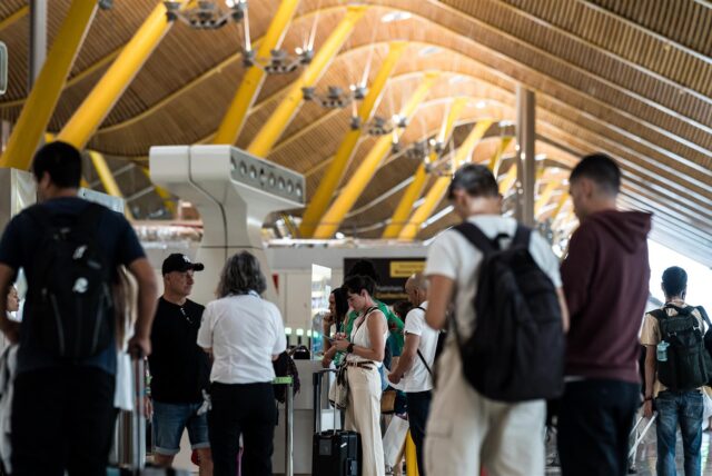 Personen warten am Flughafen, nachdem viele Flüge abgesagt wurden.
