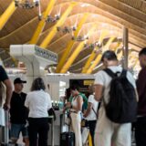 Personen warten am Flughafen, nachdem viele Flüge abgesagt wurden.
