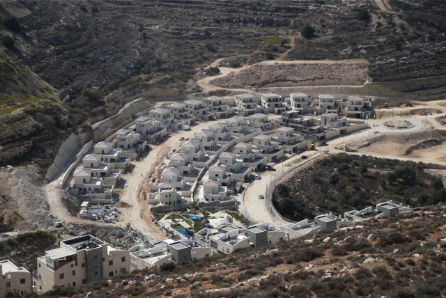 Blick auf die israelische Siedlung Givʿat Seev in der Nähe von Jerusalem. Trotz deutlicher Kritik am israelischen Siedlungsbaus im besetzten Westjordanland setzt der Staat den Bau immer wieder fort.