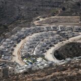 Blick auf die israelische Siedlung Givʿat Seev in der Nähe von Jerusalem. Trotz deutlicher Kritik am israelischen Siedlungsbaus im besetzten Westjordanland setzt der Staat den Bau immer wieder fort.