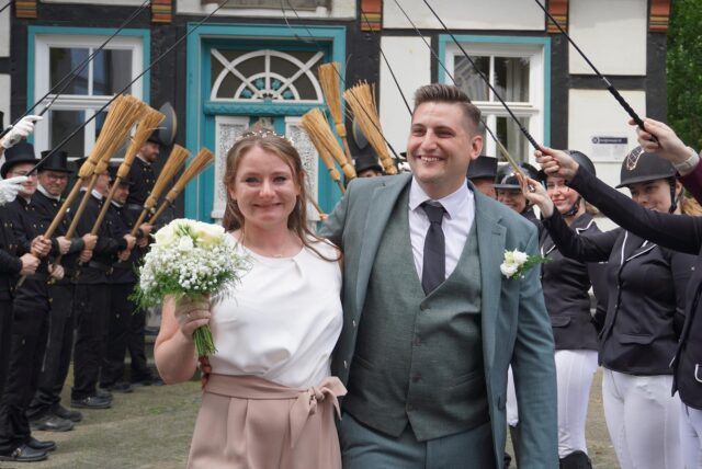 Schornsteinfegerkollegen und befreundete Reiterinnen hießen Julia und Lennart nach ihrer Hochzeit mit einem Spalier willkommen.