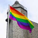Eine Regenbogenflagge weht vor dem Rathaus von Schwerte.