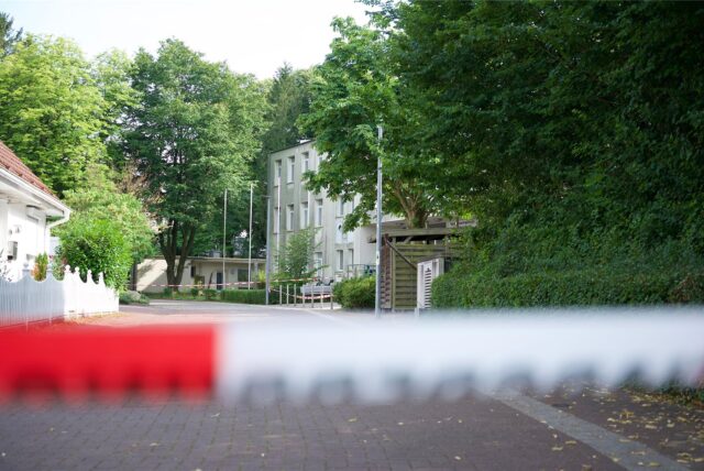 Flatterband ist vor einer Schule in Wedel gespannt. Auf dem Gelände einer Volkshochschule in Wedel bei Hamburg ist eine Lehrkraft niedergestochen worden.