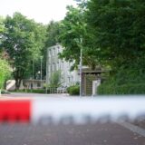 Flatterband ist vor einer Schule in Wedel gespannt. Auf dem Gelände einer Volkshochschule in Wedel bei Hamburg ist eine Lehrkraft niedergestochen worden.