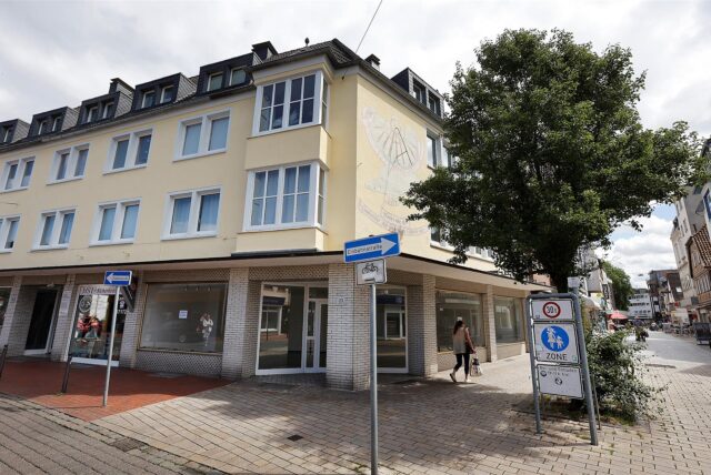 An der Weststraße Ecke Kämerstraße steht ein großes Ladenlokal leer.