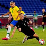 Amos Pieper schießt den Ball.