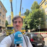 Ein großer Kran sorgt für Sperrungen im Klinikviertel. Reporter Tim Schulze war vor Ort.