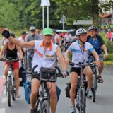 Viele Teilnehmer der NRW-Radtour 2024 sind am Samstag, 20.7.24, in Fröndeberg unterwegs gewesen.  Einer der Radfahrer grüßt in die Kamera.