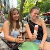 Zwei junge Frauen mit Eis und Eiscafé auf der Kleppingstraße in Dortmund.