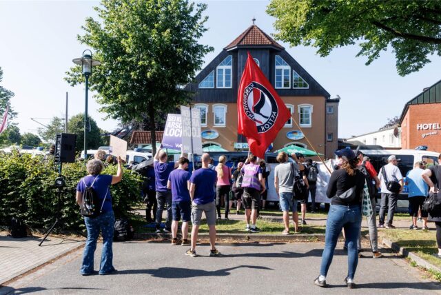 Demonstranten protestieren gegen ein von der AfD organisiertes sogenanntes Vorfeldtreffen zur Vernetzung rechter Kräfte.
