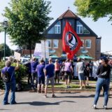 Demonstranten protestieren gegen ein von der AfD organisiertes sogenanntes Vorfeldtreffen zur Vernetzung rechter Kräfte.