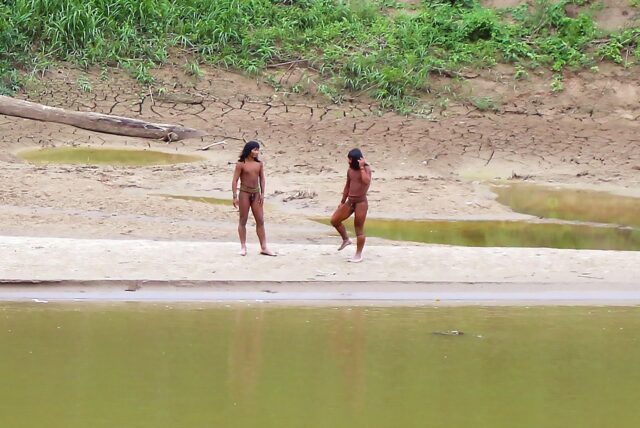 Indigene vom unkontaktierten Volk der Mashco Piro sind im Südosten des südamerikanischen Landes in der Nähe von Holzeinschlaggebieten zu sehen. Die Mashco Piro sind nach Einschätzung der Gruppe das größte unkontaktierte Volk der Welt.