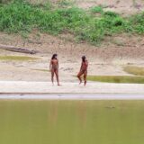 Indigene vom unkontaktierten Volk der Mashco Piro sind im Südosten des südamerikanischen Landes in der Nähe von Holzeinschlaggebieten zu sehen. Die Mashco Piro sind nach Einschätzung der Gruppe das größte unkontaktierte Volk der Welt.