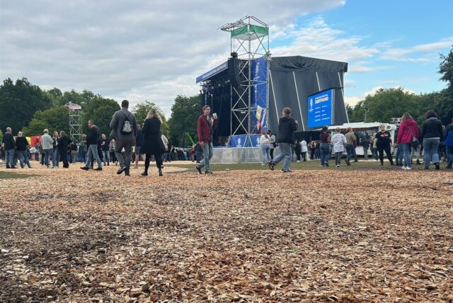 Mit Holzspänen musste die Festwiese im Westfalenpark zum Ende der Fußball-EM wieder begehbar gemacht werden.
