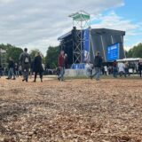 Mit Holzspänen musste die Festwiese im Westfalenpark zum Ende der Fußball-EM wieder begehbar gemacht werden.