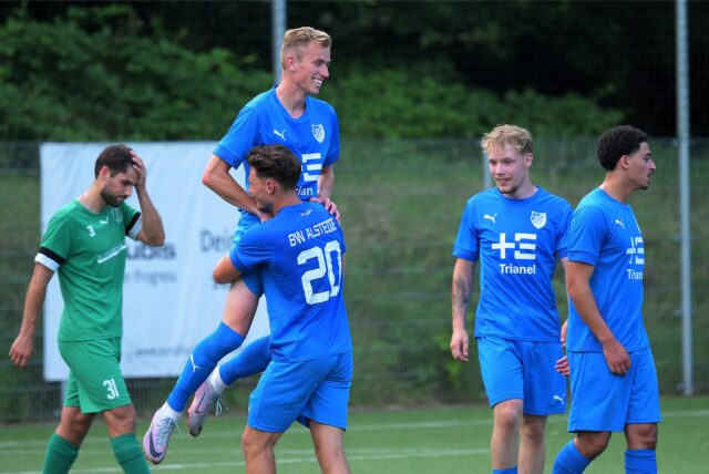 Luca Frenzel hebt hier Ben Knappmann hoch.