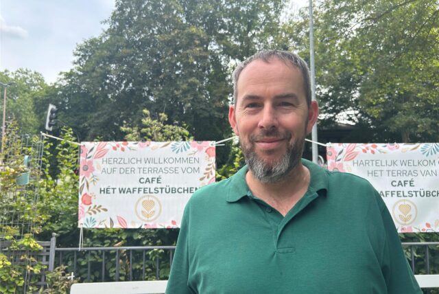 Marc Van Dijken steht im Außenbereichdes Waffelstübchens.
