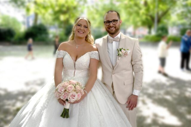 Sabrina und Philipp Weber stehen nach ihrer kirchlichen Trauung auf dem Antoniusplatz in Herten-Mitte.