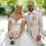 Sabrina und Philipp Weber stehen nach ihrer kirchlichen Trauung auf dem Antoniusplatz in Herten-Mitte.