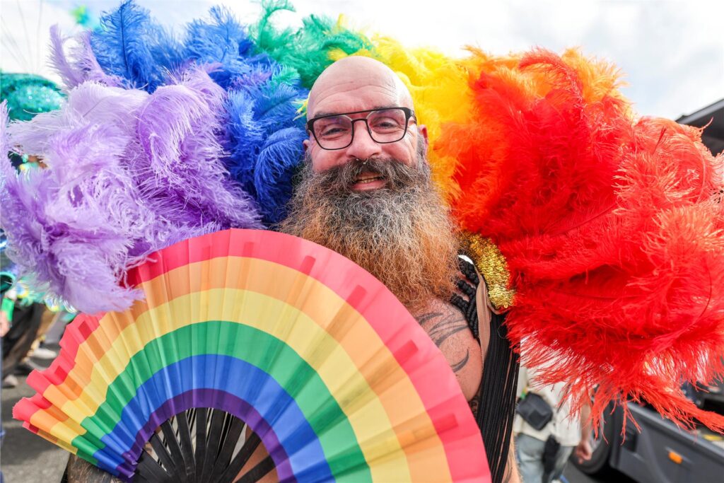 Andreas aus Oberhausen ganz bunt beim CSD in Köln. Mit mehr als 60 000 Teilnehmern und über eine Million erwarteten Besuchern gilt der Kölner CSD als einer der größten in Europa.