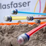 Glasfaserkabel ragen aus der Erde.